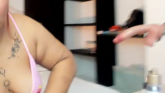 Snapshot of Halleyrosse chatting on October 28, 2025, 8:19 pm Halleyrosse online show from October 28, 2025, 8:19 pm