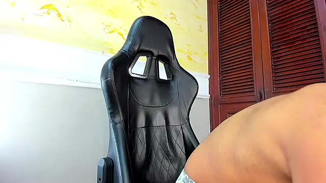 Snapshot of chloe_king chatting on October 29, 2025, 6:01 am chloe king online show from October 29, 2025, 6:01 am