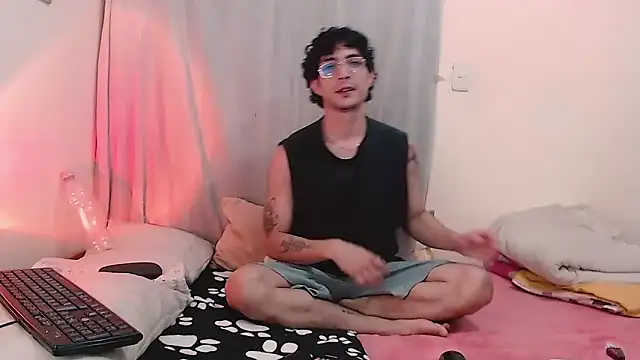 Snapshot of Gaia_16 chatting on February 7, 2026, 7:33 pm Gaia 16 online show from February 7, 2026, 7:33 pm