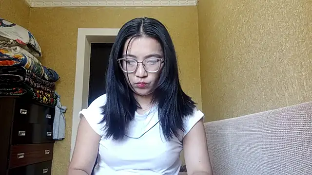 LinneaHyles online show from November 6, 2025, 4:05 am