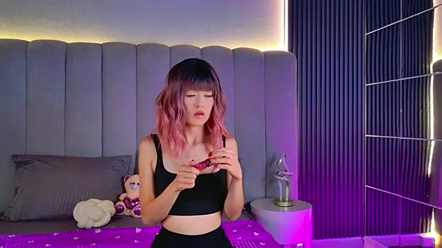 Snapshot of Tiny_Dream chatting on December 17, 2025, 8:03 pm Tiny Dream online show from December 17, 2025, 8:03 pm