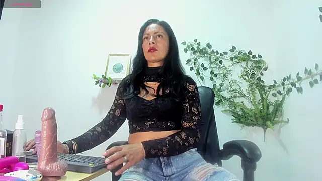 canelaa    online show from November 3, 2025, 3:15 pm