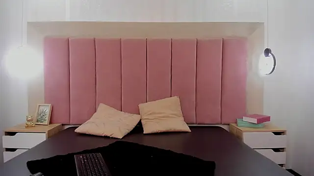 Isabella Marsh online show from November 25, 2025, 1:00 pm