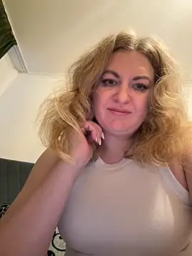 Snapshot of Amelia-Diamond chatting on November 17, 2025, 6:39 am Amelia-Diamond online show from November 17, 2025, 6:39 am