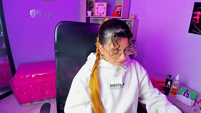 Snapshot of EmiliRouse_ chatting on November 22, 2025, 1:48 am EmiliRouse online show from November 22, 2025, 1:48 am