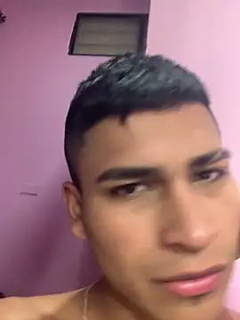 Snapshot of Emiliano_Reyes chatting on May 9, 2026, 2:15 am Emiliano Reyes online show from May 9, 2026, 2:15 am