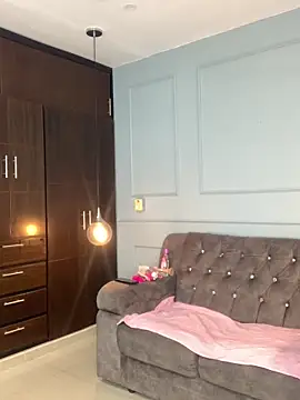 Orianabluee  online show from November 12, 2025, 3:21 am