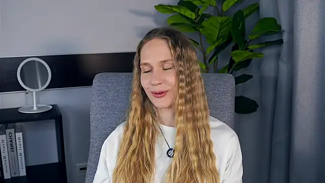 NadinePogar online show from October 19, 2025, 4:32 pm