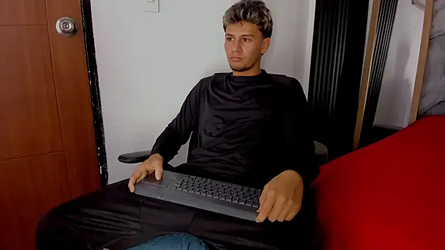 Alan-Smith1 online show from November 18, 2025, 8:01 pm