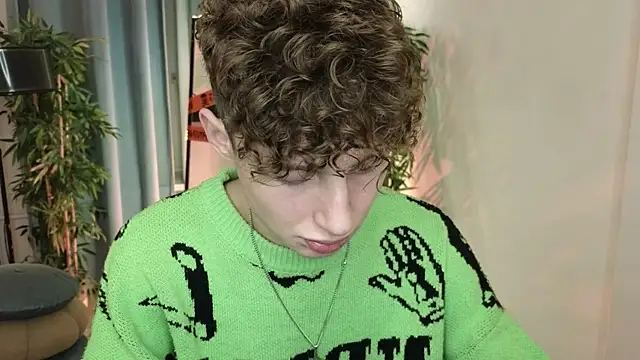 Snapshot of crisp1n chatting on November 13, 2025, 4:00 pm crisp1n online show from November 13, 2025, 4:00 pm