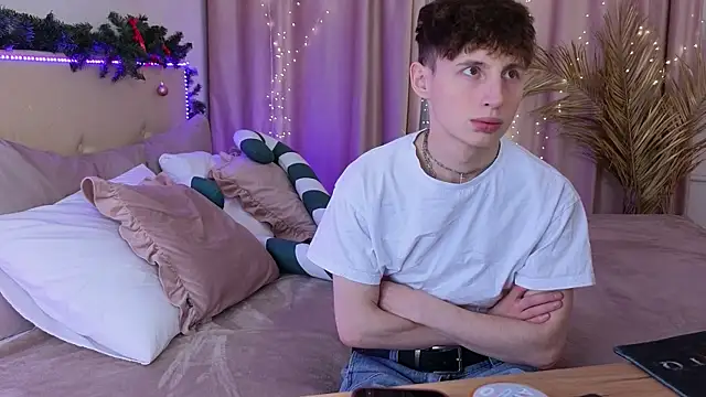 Snapshot of crisp1n chatting on December 15, 2025, 10:15 pm crisp1n online show from December 15, 2025, 10:15 pm