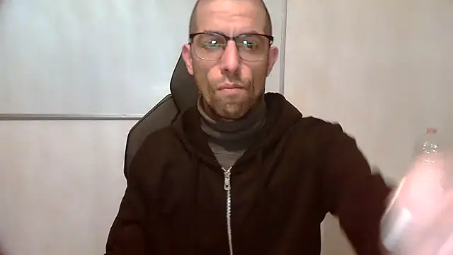 Snapshot of topg84 chatting on March 10, 2026, 7:18 pm topg84 online show from March 10, 2026, 7:18 pm