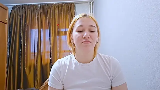 Snapshot of LiloBellas chatting on November 4, 2025, 7:23 am LiloBellas online show from November 4, 2025, 7:23 am