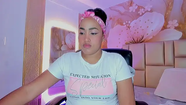 NahomiWalker  online show from December 5, 2025, 7:34 pm