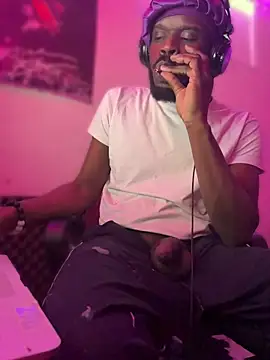 Snapshot of misterincred chatting on April 14, 2026, 11:32 pm misterincred online show from April 14, 2026, 11:32 pm