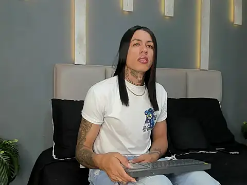 ArohomLester online show from December 18, 2025, 6:23 pm