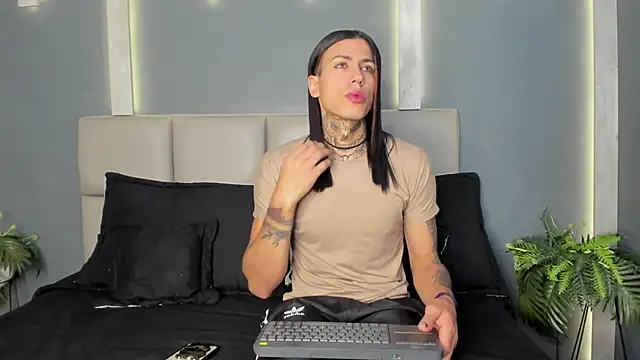 Snapshot of ArohomLester chatting on December 1, 2025, 11:11 am ArohomLester online show from December 1, 2025, 11:11 am