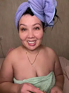 Snapshot of Love__Mom chatting on November 26, 2025, 4:40 pm Love Mom online show from November 26, 2025, 4:40 pm