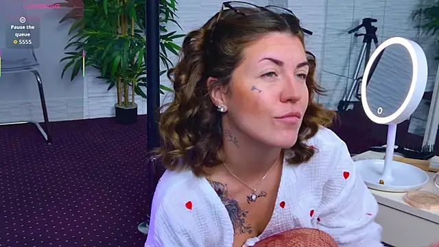 IvorySwan online show from November 23, 2025, 5:39 am