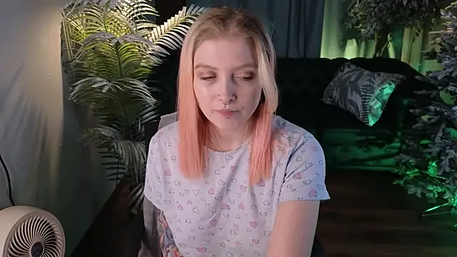 Snapshot of Kiki_shay chatting on December 22, 2025, 9:59 pm Kiki shay online show from December 22, 2025, 9:59 pm