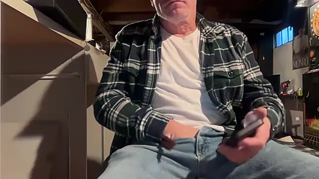 Snapshot of Kneetoe2025 chatting on December 3, 2025, 10:09 pm Kneetoe2025 online show from December 3, 2025, 10:09 pm