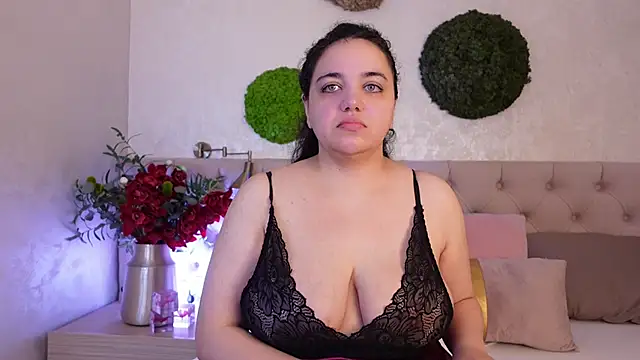 Snapshot of MoniqueJade chatting on December 16, 2025, 7:18 pm MoniqueJade online show from December 16, 2025, 7:18 pm