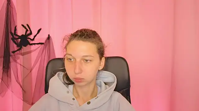 CuteEllii online show from November 6, 2025, 11:14 am