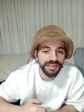 Snapshot of lazzzz09 chatting on December 16, 2025, 8:46 pm lazzzz09 online show from December 16, 2025, 8:46 pm