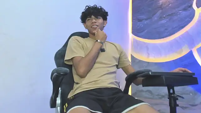 Sex Boy 33  online show from November 21, 2025, 4:33 am