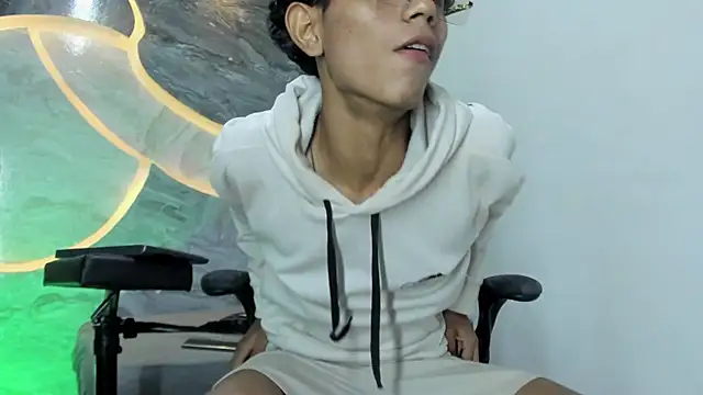 Sex Boy 33  online show from October 26, 2025, 4:24 am