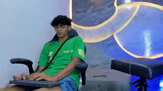 Sex Boy 33  online show from November 2, 2025, 3:44 am