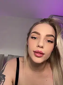 Snapshot of HugeBoobsAlice chatting on May 29, 2026, 6:52 am HugeBoobsAlice online show from May 29, 2026, 6:52 am