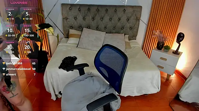 Snapshot of camilaa_lux chatting on November 7, 2025, 10:53 am camilaa lux online show from November 7, 2025, 10:53 am