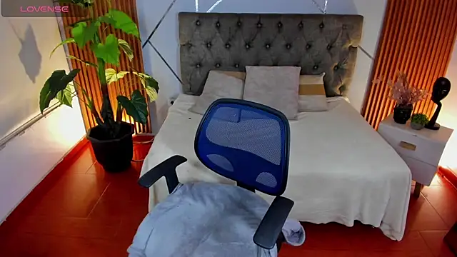 Snapshot of camilaa_lux chatting on December 18, 2025, 4:17 am camilaa lux online show from December 18, 2025, 4:17 am