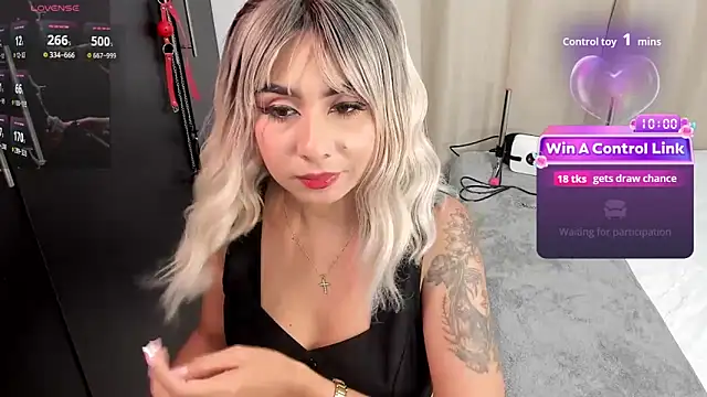 Snapshot of Emilyvalk_ chatting on May 3, 2026, 9:18 pm Emilyvalk online show from May 3, 2026, 9:18 pm