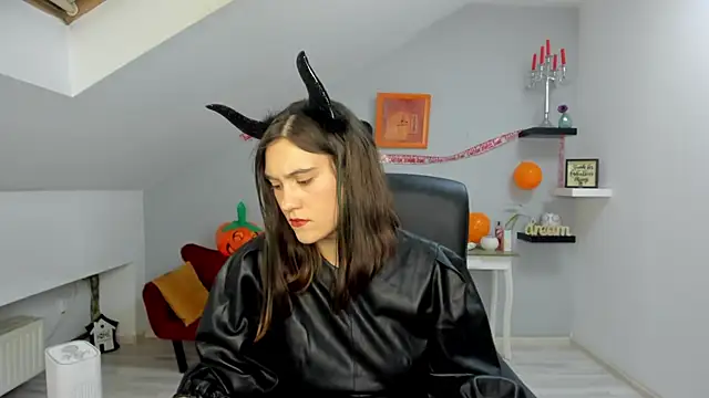 Snapshot of IzzyMonro chatting on October 31, 2025, 8:49 pm IzzyMonro online show from October 31, 2025, 8:49 pm