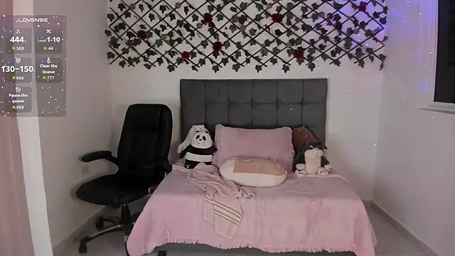 Karly Closson online show from November 14, 2025, 5:11 am