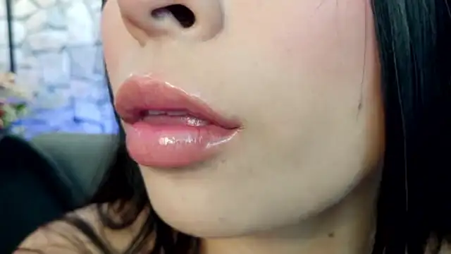 Snapshot of mia_roux1 chatting on December 4, 2025, 6:18 pm mia roux1 online show from December 4, 2025, 6:18 pm