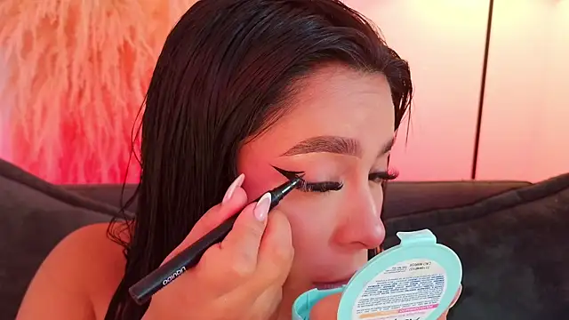 mia roux1 online show from April 4, 2026, 8:37 pm