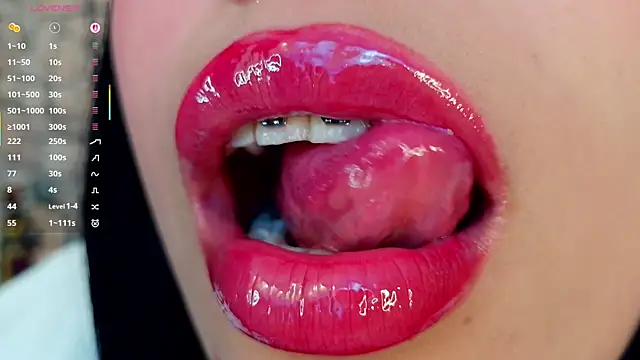 Snapshot of mia_roux1 chatting on November 6, 2025, 2:15 am mia roux1 online show from November 6, 2025, 2:15 am