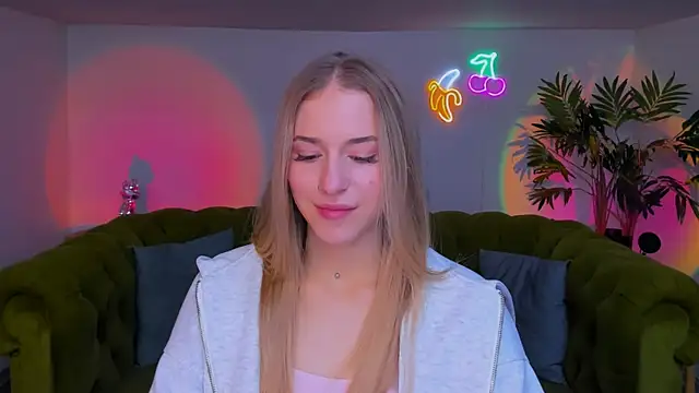 Snapshot of sassy_cutie chatting on November 13, 2025, 8:02 pm sassy cutie online show from November 13, 2025, 8:02 pm