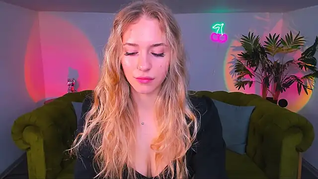 Snapshot of sassy_cutie chatting on October 28, 2025, 6:12 am sassy cutie online show from October 28, 2025, 6:12 am