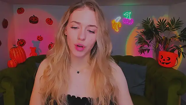 Snapshot of sassy_cutie chatting on November 3, 2025, 1:37 pm sassy cutie online show from November 3, 2025, 1:37 pm