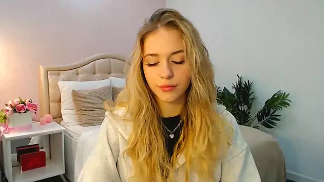 Snapshot of sassy_cutie chatting on October 22, 2025, 6:02 am sassy cutie online show from October 22, 2025, 6:02 am