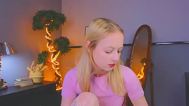 YungLyssy online show from December 16, 2025, 4:17 am