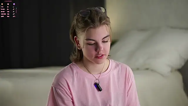 Snapshot of MelodyBaur chatting on December 16, 2025, 12:20 pm MelodyBaur online show from December 16, 2025, 12:20 pm