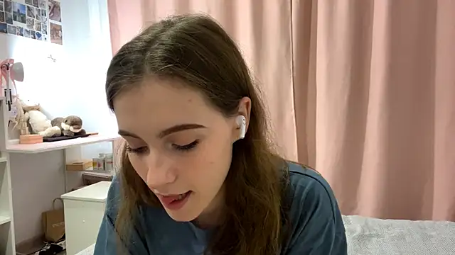 Kira Sanders online show from October 28, 2025, 5:01 pm