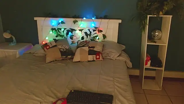 Samantha  Benet online show from November 29, 2025, 7:47 pm