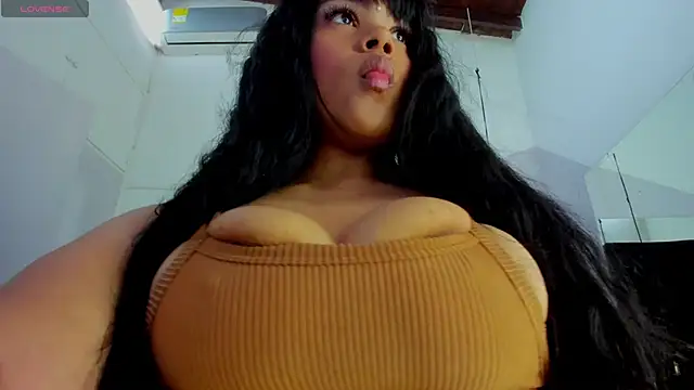 Snapshot of EmmadaSilva chatting on May 27, 2026, 7:10 pm EmmadaSilva online show from May 27, 2026, 7:10 pm