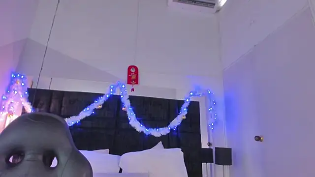 EmmadaSilva online show from November 27, 2025, 7:03 pm